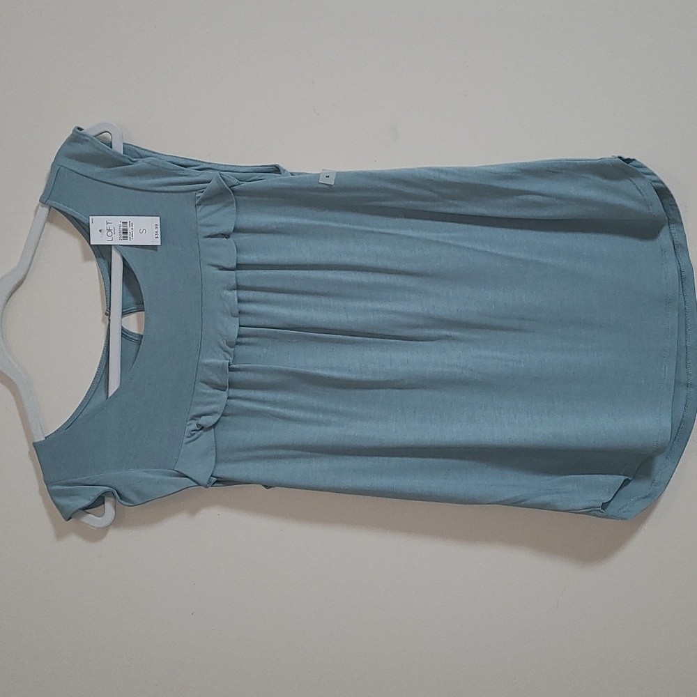 🆕 NWT LOFT Ruffle Top – Size Small